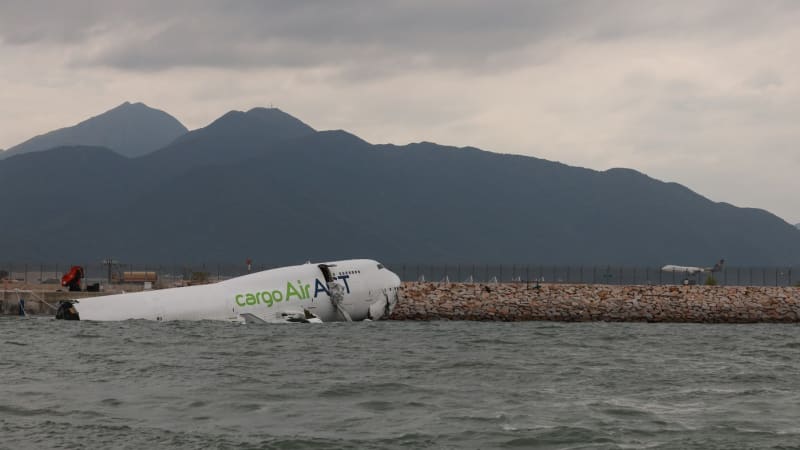 Letadlo se krátce po startu v Somálsku zřítilo do moře. Na palubě byly desítky lidí
