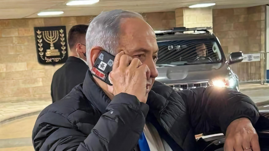 Benjamin Netanjahu s páskou přes mobil. Uhádnete, jaký to má důvod?
