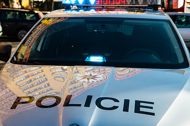 Policie obvinila muže s mačetou zadrženého u školy. Podezírá ho i z dalšího činu