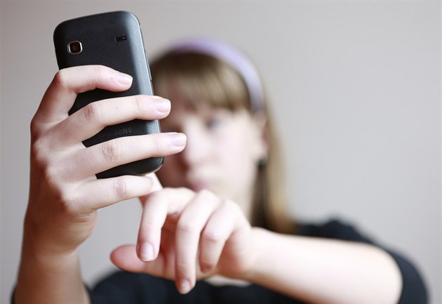 Místo mobilů třeba tanec. Ministerstvo zvažuje zákaz, školy to už samy zavádí