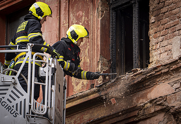 OBRAZEM: Zničené byty, ohořelá vrata. Letná se vzpamatovává z velkého požáru