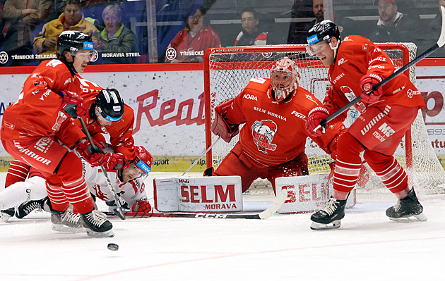ONLINE: Třinec i Vary hrají o postup, ujmou se Sparta a Kometa v předkole vedení?