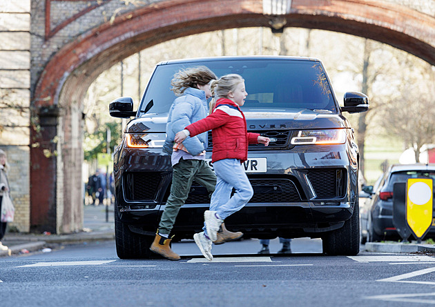 Auta jsou stále větší, ulice nikoli. Londýn bojuje proti SUV novými limity a poplatky