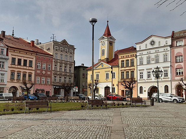 Broumov vyhlíží čápy. Připravil pro ně vyšší sloup, aby letos ušetřili Madonu