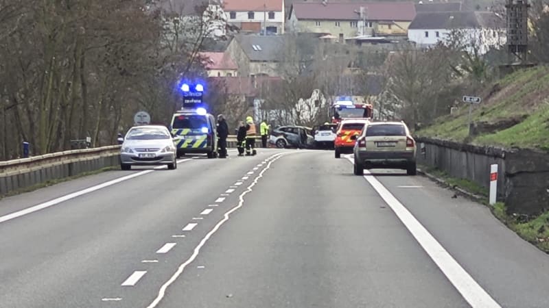 Děsivá nehoda u Ústí nad Labem: Auta začala po nárazu hořet, na místo přiletěl vrtulník