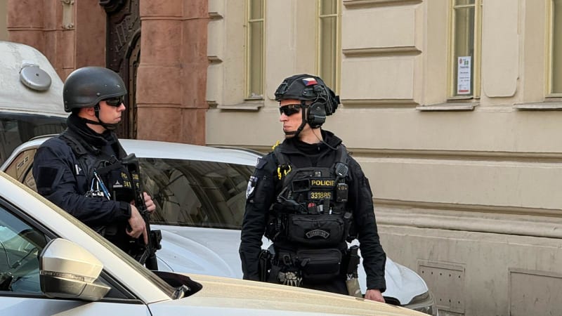Poplach v centru Prahy: Na místě zasahují policejní jednotky se samopaly