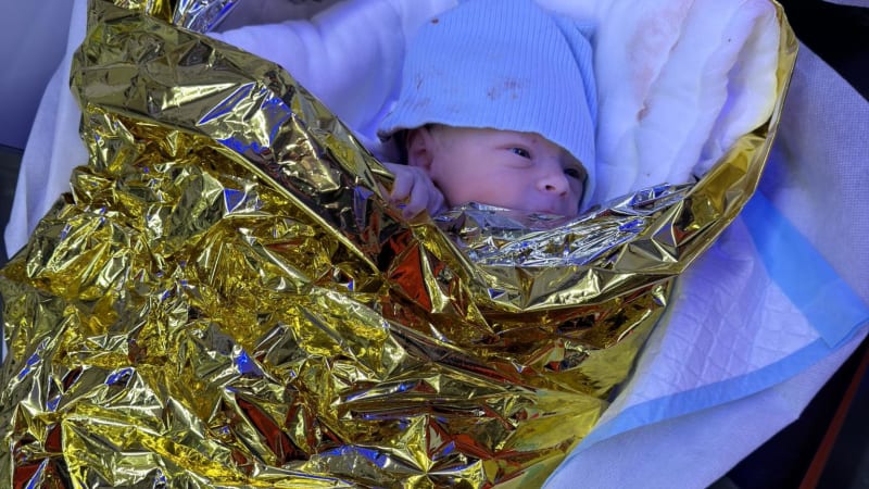 Dramatický porod na Plzeňsku. Malému Tobiáškovi pomáhala na svět po telefonu operátorka