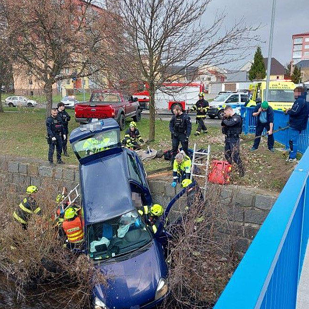 Senior si nepohlídal rychlost, s osobním autem skončil v korytě řeky