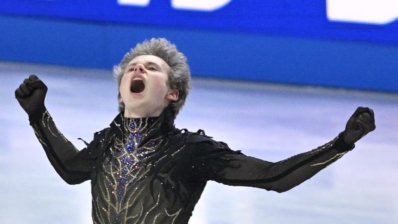 Dokázal to potřetí. Americký krasobruslař Ilia Malinin se stal v Praze mistrem světa