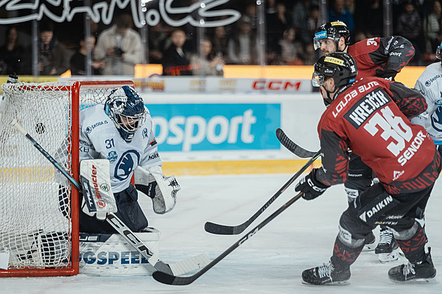 ONLINE: Sparta - Plzeň 2:0. Hosté vystřídali brankáře Malíka, Pražané bojují o přežití