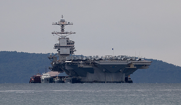 Největší americká letadlovka je ve Splitu. Po požáru ji čekají další opravy