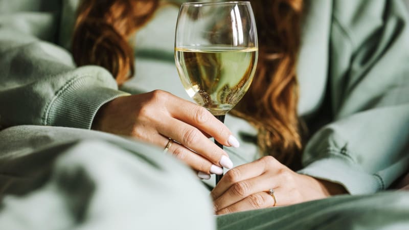 Nenápadný příznak alkoholismu: Děláme to podvědomě, je to bludný kruh, varují experti