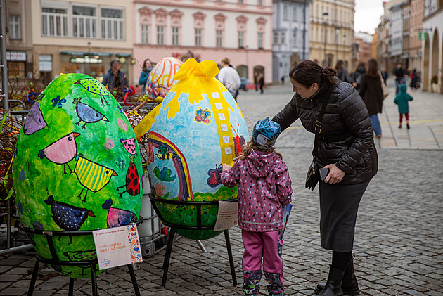 OBRAZEM: Centrum Olomouce zdobí obří kraslice. Jarmark zve i k výstupům na věž