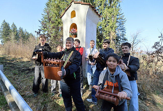 Šabinu brázdili kluci s řehtačkami. Tradice překonala komunismus i pandemii