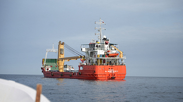 Hormuzský průliv se opět otevřel, proplouvá jím konvoj tankerů