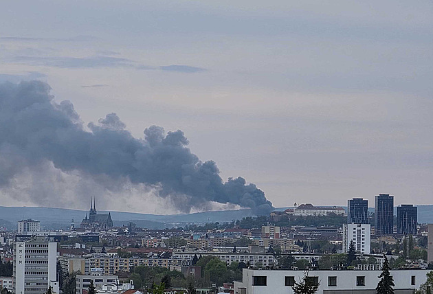 V Brně hoří sklad plastů. Hasiči vyhlásili třetí stupeň poplachu, lidé nemají větrat