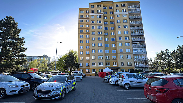 Žena zemřela po pádu z 11. patra paneláku, policie zjišťuje její totožnost