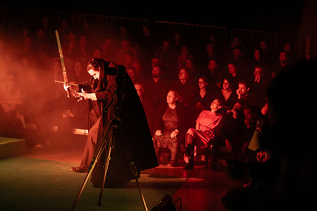 RECENZE: Hysterie i kouzla na filmařském place. Magický odboj se natáčí jen těžko