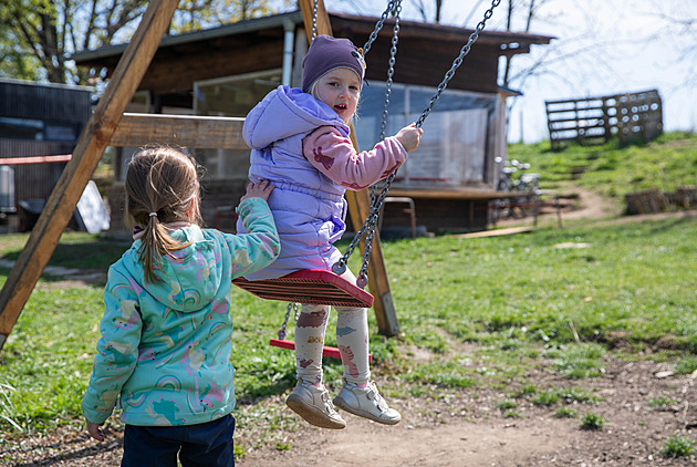 Volná místa i slučování. Školky řeší úbytek dětí, hlásí se jich až o polovinu méně