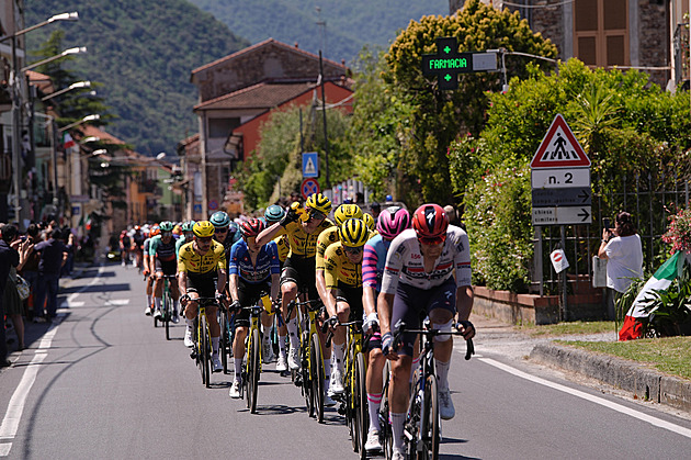 Giro ONLINE: Prořídlý peloton míří do cíle, Magnier s Milanem o etapu nezabojují