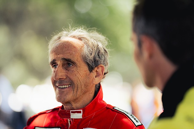 Lupiči vtrhli do domu šampiona formule 1 Prosta. Zranili ho na hlavě