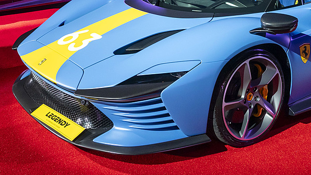 Ferrari mezi langoši. Legendy přivezly koktejl unikátů, banality a komerce