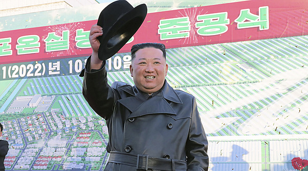 Zbraně, hackeři i paruky. Jak si Severní Korea zajišťuje přísun miliard