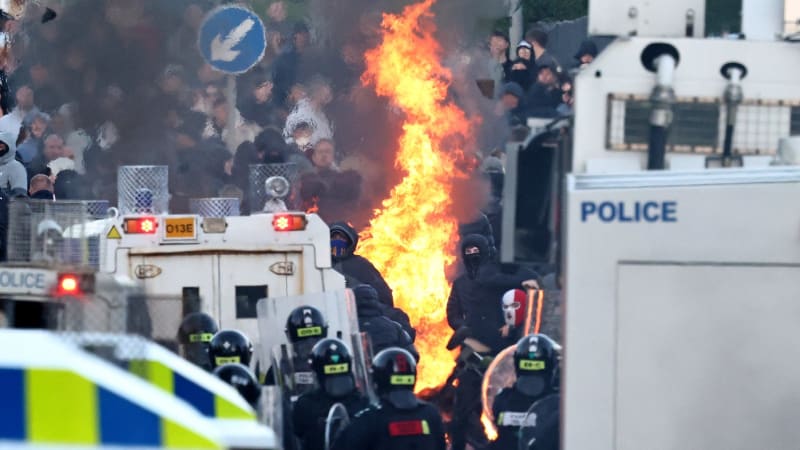 Belfast v plamenech den druhý: Vzduchem létaly zápalné lahve, policie se bránila vodním dělem