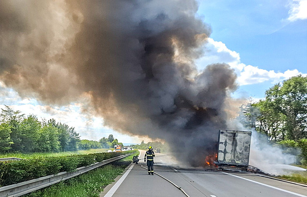 Na D35 u Olomouce hořel kamion s nabíječkami do elektroaut. Žár poškodil dálnici