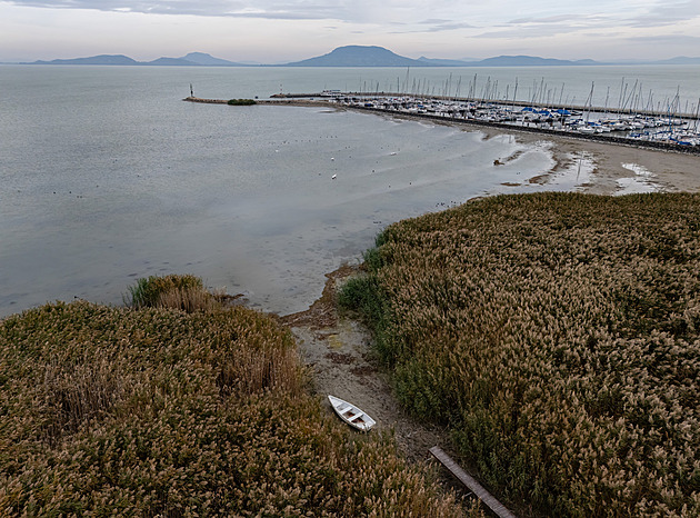 Vody v Balatonu ubývá. Na jihu jezera se znovu objevil Opičí ostrov