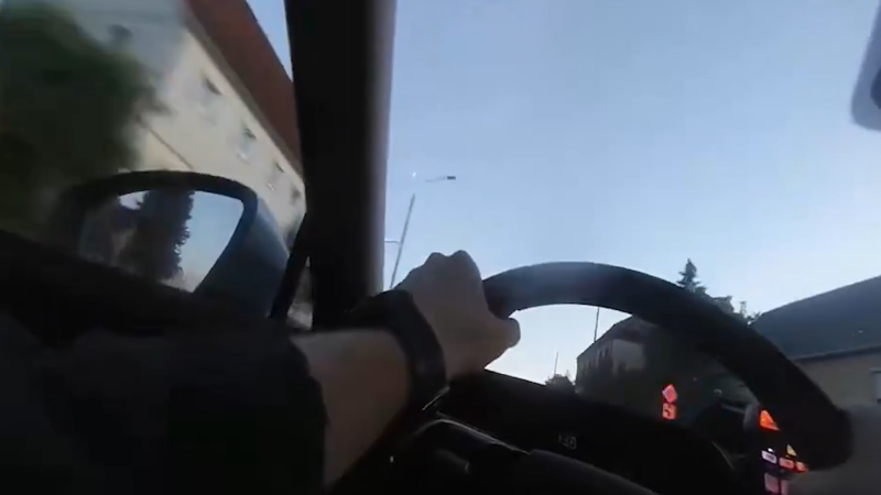 VIDEO: Divoká honička na Šluknovsku skončila nárazem do policejního auta. Muž měl zákaz řízení