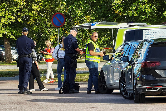 Útočník s mečem na švédské škole zranil několik lidí a jednoho zabil, uvedla policie